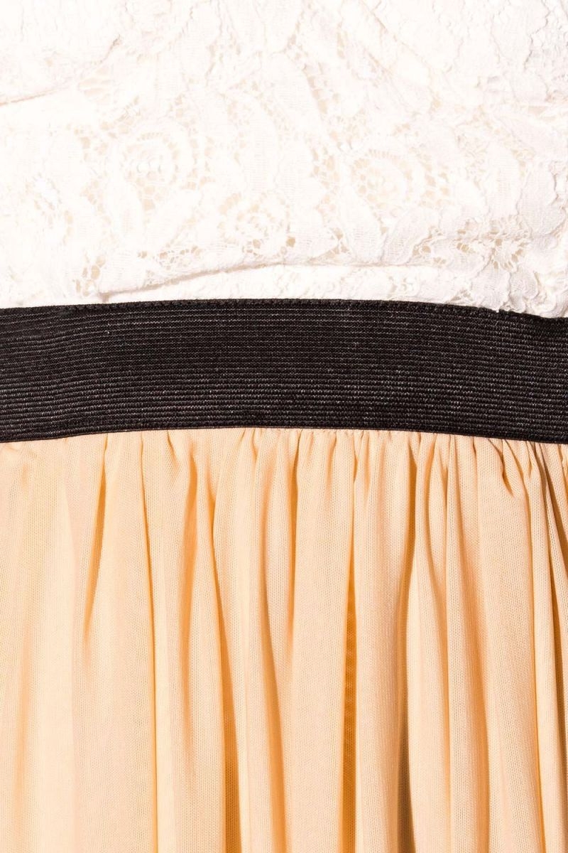 vestido corto skater con falda de vuelo color nude y corpiño blanco